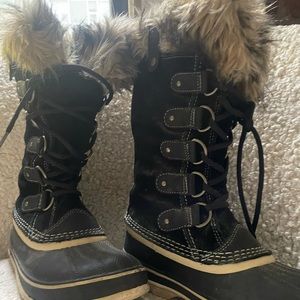 Black Sorel caribou boot
